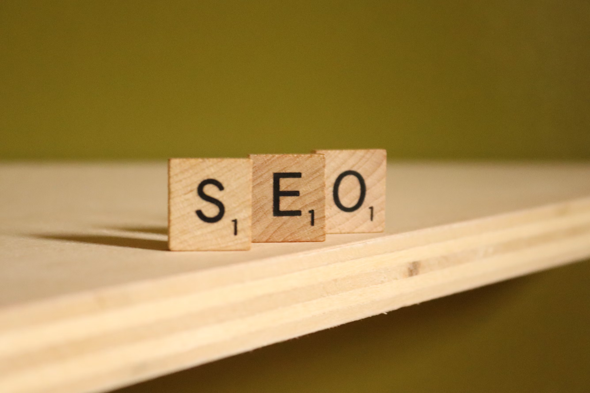 A wooden block that says seo on it photo – Free Wood Image on Unsplash